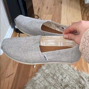 women’s size seven toms